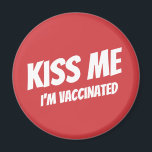 Aimant Kiss Me Je suis Vacciné Moderne Mignonne Citation<br><div class="desc">"Kiss Me I'm Vaccination" en typographie sans serif moderne,  mignonne et simple</div>