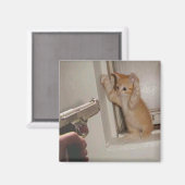 Aimant Kitten tenu à la pointe de la balle ! (Recto/Verso)