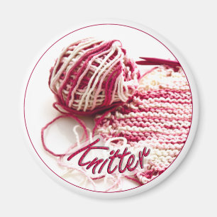 Aimant Knitter de couleur rose et blanche