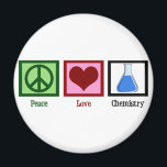 Aimant La chimie de l'amour pour la paix<br><div class="desc">Si vous êtes un scientifique ou avez besoin d'un cadeau geek pour les nerd dans votre vie,  ce design mignon comporte un signe de paix,  le coeur,  et des produits chimiques dans un bécher.</div>