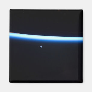 Aimant La fine ligne de l'atmosphère terrestre et une lun