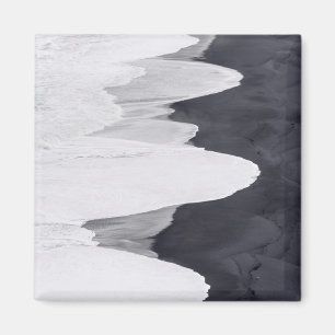 Aimant La marée déferle sur la plage noire