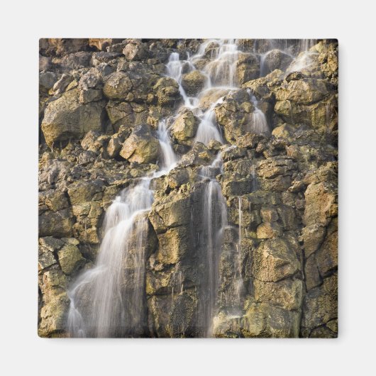 Aimant La saumure tombe de la roche volcanique chute (Devant)
