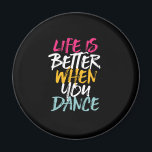 Aimant La Vie Est Meilleure Quand Vous Dansez Drôle Danse<br><div class="desc">La vie est meilleure quand on danse. Drôle inspirant design de danse pour ceux qui aiment danser chaque fois qu'ils entendent la musique. Cool vintage, grunge et marchandises en détresse pour danseur professionnel ou ceux qui aiment danser pour le plaisir. Parfait pour célébrer la performance de danse le jour de...</div>
