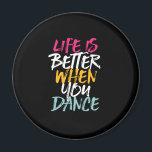 Aimant La Vie Est Meilleure Quand Vous Dansez Drôle Danse<br><div class="desc">La vie est meilleure quand on danse. Drôle inspirant design de danse pour ceux qui aiment danser chaque fois qu'ils entendent la musique. Cool vintage, grunge et marchandises en détresse pour danseur professionnel ou ceux qui aiment danser pour le plaisir. Parfait pour célébrer la performance de danse le jour de...</div>
