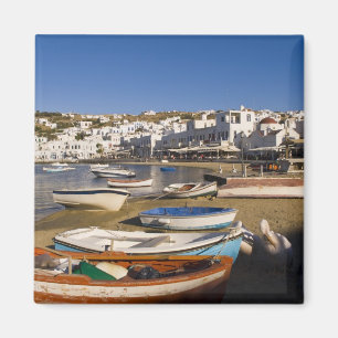 Aimant La ville portuaire avec des bateaux de pêche color