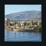 Aimant Lac Titicaca - Île flottante<br><div class="desc">Lac Titicaca - Aimant frigo Floating Island. VIRGINIA5050 (Mon oeuvre originale) Cadeaux créatifs et insolites pour toutes les occasions à www.zazzle.com/virginia5050*</div>