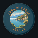 Aimant Lago di Garda Italia Cercle Retro Perdu<br><div class="desc">Design vectoriel du lac de Garde. Le lac de Garde,  dans le nord de l'Italie,  est connu pour ses eaux cristallines. A l'extrémité sud,  la ville de Sirmione est dominée par la Rocca Scaligera,  une forteresse avec vue sur le port.</div>