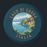 Aimant Lago di Garda Italia Cercle Retro Perdu<br><div class="desc">Design vectoriel du lac de Garde. Le lac de Garde,  dans le nord de l'Italie,  est connu pour ses eaux cristallines. A l'extrémité sud,  la ville de Sirmione est dominée par la Rocca Scaligera,  une forteresse avec vue sur le port.</div>