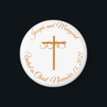 Aimant L'aimant de mariage catholique<br><div class="desc">L'aimant catholique de mariage préféré présente le symbole IHS catholique affiché sur une croix comme motif central. (IHS est le symbole du Christ dans l'Eglise catholique) Votre texte apparaît de façon circulaire comme frontière. Le design est très agréable à l'oeil, et fait pour un plaisir de mariage. Conçu pour coordonner...</div>