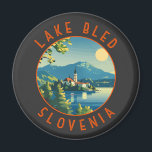 Aimant Lake Bled Slovénie Travel Art Vintage<br><div class="desc">Design vectoriel de Lake Bled. Le lac Bled est un lac situé dans les Alpes Juliennes de la région du Haut Carniolan,  au nord-ouest de la Slovénie,  où il jouxte la ville de Bled.</div>
