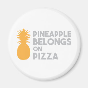 Aimant L'ananas appartient sur la pizza