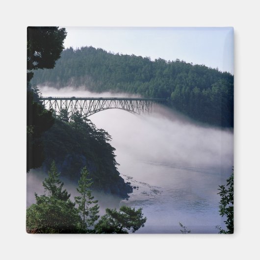 Aimant Le brouillard dérive sous le pont Deception Pass à (Devant)