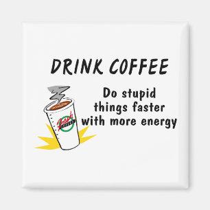 Aimant Le café de boissons font des choses stupides plus