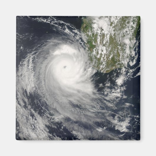 Aimant Le cyclone tropical Favio au large de Madagascar (Devant)