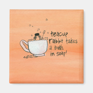 Aimant Le lapin Teacup prend un bain. Au savon !