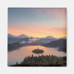 Aimant Le lever de soleil au-dessus du lac a saigné