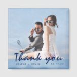 Aimant Le Merci photo Mariage moderne Favoriser<br><div class="desc">Mariage merci de favoriser les magnets, customisé avec votre photo, noms et date mariage. Aquarelle bleu moderne avec "merci" dans une police manuscrite en bleu marine. Ce design peut être customisé dans une combinaison de couleurs différente pour correspondre à votre photo - contactez-moi en utilisant le bouton ci-dessous. Je serais...</div>