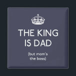 Aimant Le Roi est le Papa ID179<br><div class="desc">Un design amusant pour la Fête des pères,  l'anniversaire de papa ou n'importe quel jour où vous voulez faire sourire papa.  "Le roi est papa (mais maman est le patron)" Recherche ID179 pour voir d'autres produits avec ce design.</div>