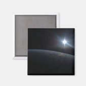 Aimant Le Soleil qui s'installe sur l'horizon terrestre. (Recto/Verso)