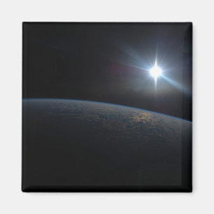 Aimant Le Soleil qui s'installe sur l'horizon terrestre.