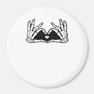 Aimant Le Squelette Met La Tête D'Un Coeur