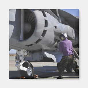 Aimant Le technicien de carburant d'aviation attache un