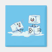 Aimant l'eau glaciale de cube en glaçons glissant le (Devant)