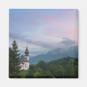 Aimant L'église avec les Alpes au coucher du soleil