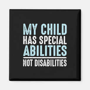 Aimant L'Enfant A Des Capacités Spéciales Non Handicapées
