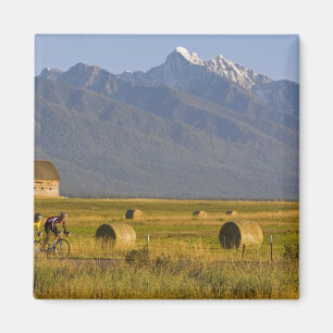 Aimant Les cyclistes font la course arrière dans le pays