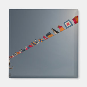 Aimant Les drapeaux volent au-dessus de la plate-forme