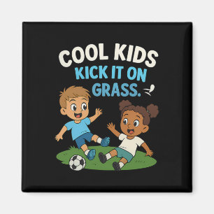 Aimant Les enfants cool donnent des coups de pied sur un