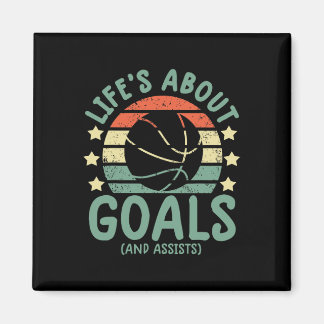 Aimant Les garçons de basketball amusants se donnent des 