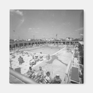 Aimant Les gens détendant à la piscine extérieure B&W