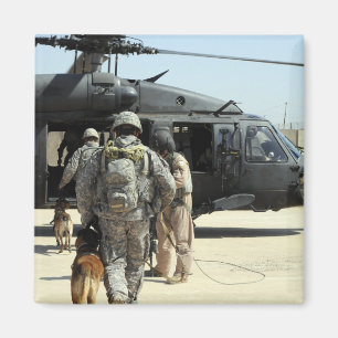 Aimant Les maitres-chien de chien d'utilité militaires