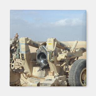 Aimant Les Marines américains se préparent à tirer un obu