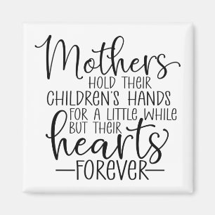 Aimant Les mères tiennent la main de leurs enfants pour u