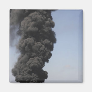 Aimant Les nuages foncés de la fumée et du feu émergen