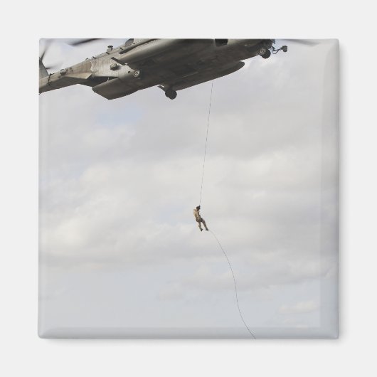 Aimant Les pararémen de la Force aérienne conduisent une (Devant)