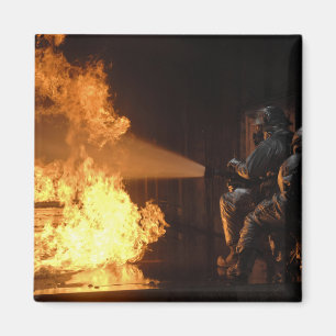 Aimant Les pompiers éteignent un feu simulé de batterie