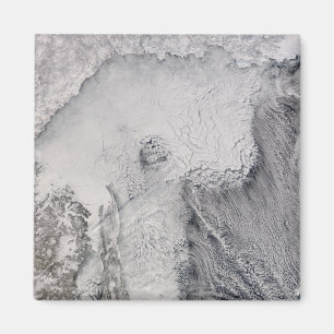 Aimant Les rues glacées et nuageuses dans la mer d'Okhots