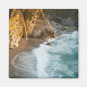 Aimant Les Scenic McWay Falls se jettent sur la plage et