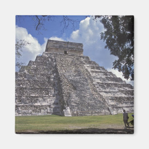 Aimant Les touristes traversent une partie non restaurée