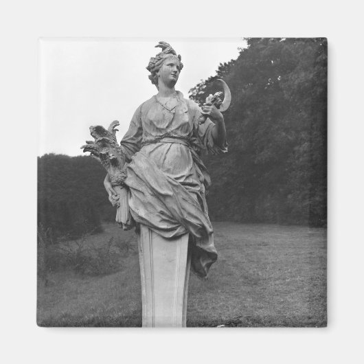 Aimant L'été, statue dans les jardins (Devant)