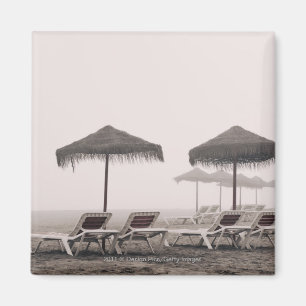 Aimant Lits pliants et parapluie sur la plage de Playamar