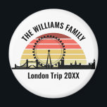 Aimant Londres Angleterre Sunset Custom Family Trip<br><div class="desc">Magnet de vacances à Londres personnalisé avec une silhouette des attractions de la ville en face d'un coucher de soleil cool,  y compris le pont,  le London Eye (Millenium Wheel),  et l'horloge Big Ben. Cool Royaume-Uni voyage garde souvenir.</div>