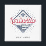 Aimant Louisville City Kentucky États-Unis Vintage USA<br><div class="desc">Louisville dans le Kentucky, ville en Amérique, vintages lis design souvenir. Conception du drapeau américain de la ville rétro de Louisville pour un voyage aux États-Unis et au Kentucky ou des vacances dans le Comté. Louisville avec lys pour les vacances aux USA. Louisville Ville des États-Unis avec le drapeau américain...</div>