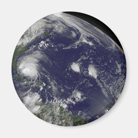 Aimant L'Ouragan Irene Traverse Les Bahamas. (Devant)