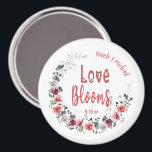 Aimant Love Blooms Personnalisée Mariée Groom Mariage Dat<br><div class="desc">Love Blooms avec ce bouquet floral personnalisé bouton magnétique.</div>